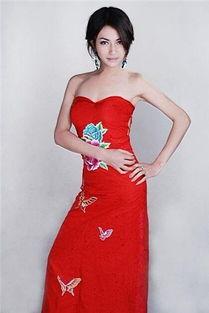 邹开云近期裙装新照片,优雅魅力尽显